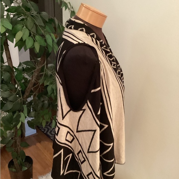 Maurice’s sleeveless cardigan Woman’s XL/XXL black and tan Aztec pattern - Picture 4 of 12